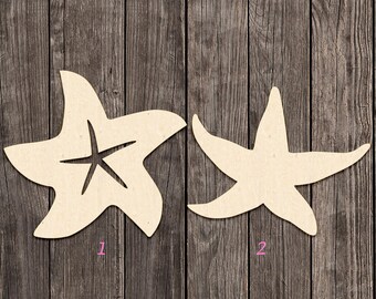 Pode incluir: Duas estrelas do mar de madeira recortadas, uma com um desenho em forma de estrela no centro. Os recortes são bege claro e repousam sobre uma superfície de madeira escura e envelhecida. A imagem inclui uma pequena bandeira "MADE IN USA".