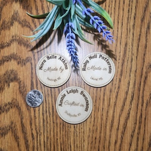 Ficha de madera personalizada premium de 1" a 24"+: Moneda/letrero grabado personalizado con detalles nítidos, medallas, regalos, coronas decorativas y más.