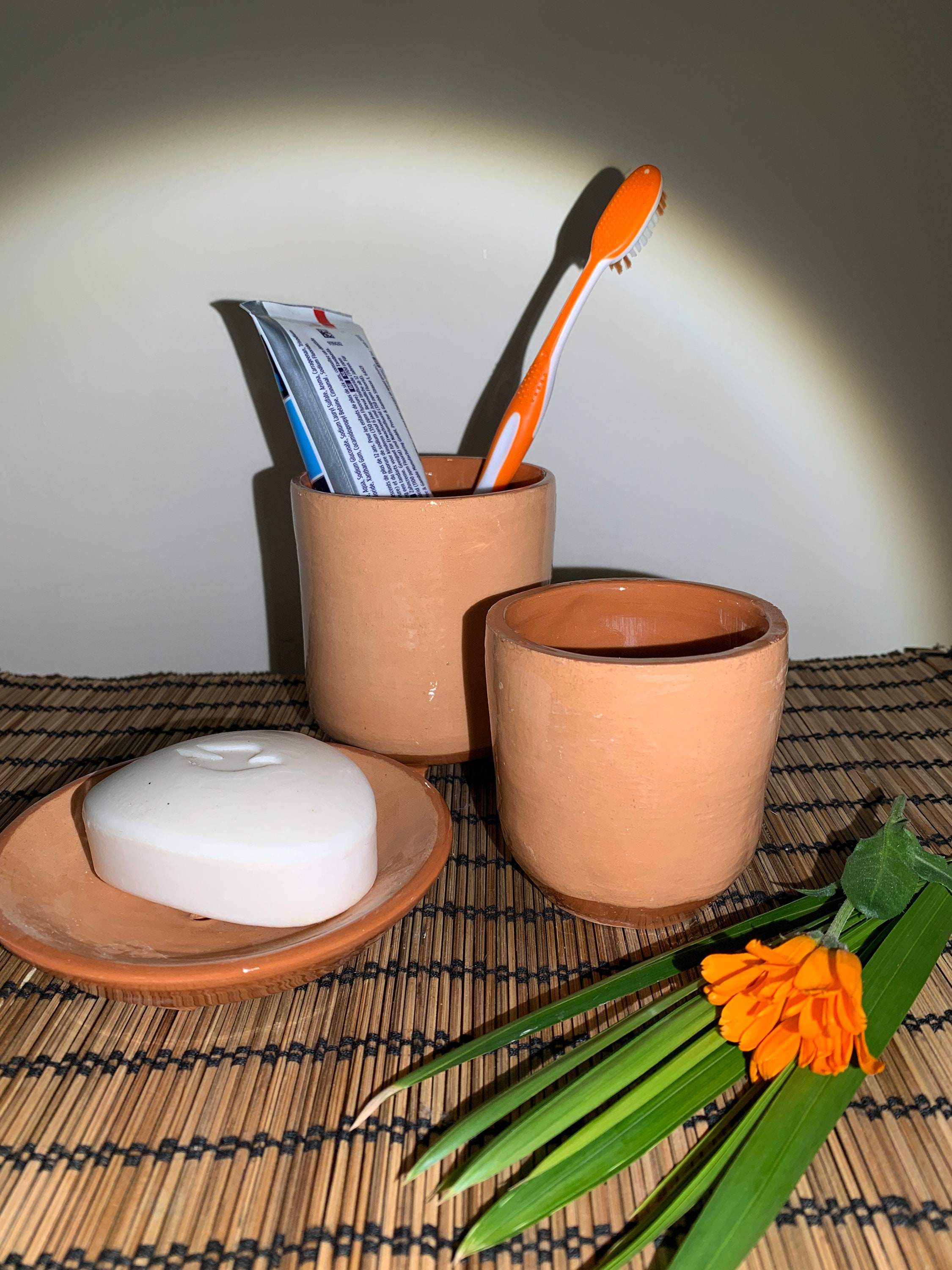 Ensemble Salle de Bain, Porte Savon, Brosse à Dent et Gobelet Céramique Artisanale, Faïence Rouge En