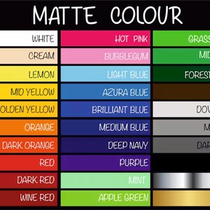 Pu&ograve; includere: Una cartella colori che mostra 24 colori opachi, tra cui bianco, crema, limone, giallo medio, giallo oro, arancione, arancione scuro, rosso, rosso scuro, rosso vino, rosa acceso, bubblegum, azzurro, azzurro cielo, blu brillante, blu medio, blu navy scuro, viola, menta, verde mela, verde erba, verde medio, verde bosco, marrone, grigio tortora, grigio medio, grigio scuro, nero, argento e oro.