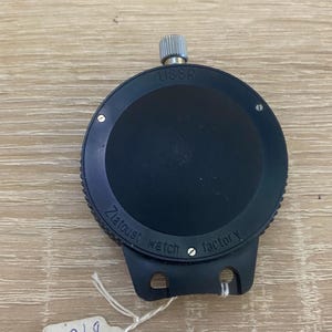 Pu&ograve; includere: Un cronometro nero della fabbrica di orologi Zlatoust con la scritta "USSR" in alto. Il cronometro ha una corona di carica argentata e una piccola etichetta con il numero "8468".