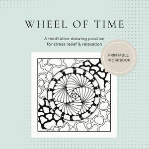 Puede incluir: Un cuaderno imprimible en blanco y negro titulado "Wheel of Time". El cuaderno presenta una práctica de dibujo meditativa para aliviar el estrés y la relajación. El diseño incluye un patrón circular con un centro en espiral y un fondo estampado.