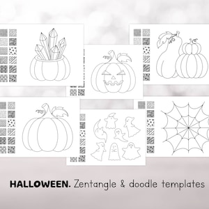 Op de afbeelding: Een verzameling Halloween Zentangle- en doodle-sjablonen. De afbeeldingen bevatten pompoenen, geesten, een spinnenweb en een ketel met kristallen. Elke sjabloon heeft een set kleine patroonvierkanten. De tekst "HALLOWEEN. Zentangle & doodle templates" staat onderaan.