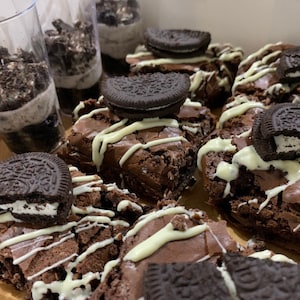 Caja mixta de brownies, shots de tarta de queso excluidos