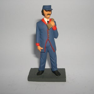 Promod Pilaar & Telefooncellen En Postbode Figuren Handgemaakte 1862 Postman Figuur in Blauw Uniform