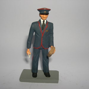 Pilares promovidos y cabinas telefónicas y figuras de cartero hechas a mano 1936 Figura de cartero en uniforme de estilo "moderno" azul oscuro