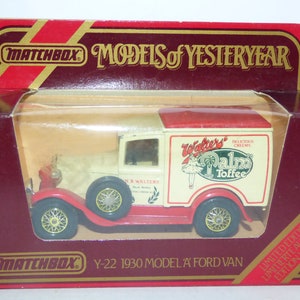 Könnte beinhalten: Ein weißes Matchbox Models of Yesteryear Spielzeugauto, ein 1930er Ford Modell 'A' Lieferwagen, mit roten Rädern und einem roten Dach. Der Lieferwagen hat eine weiße und rote 'Walkers' Palm Toffee Werbung an der Seite. Die Schachtel ist rot und gold mit dem Matchbox Logo und den Worten 'Limited Edition'.