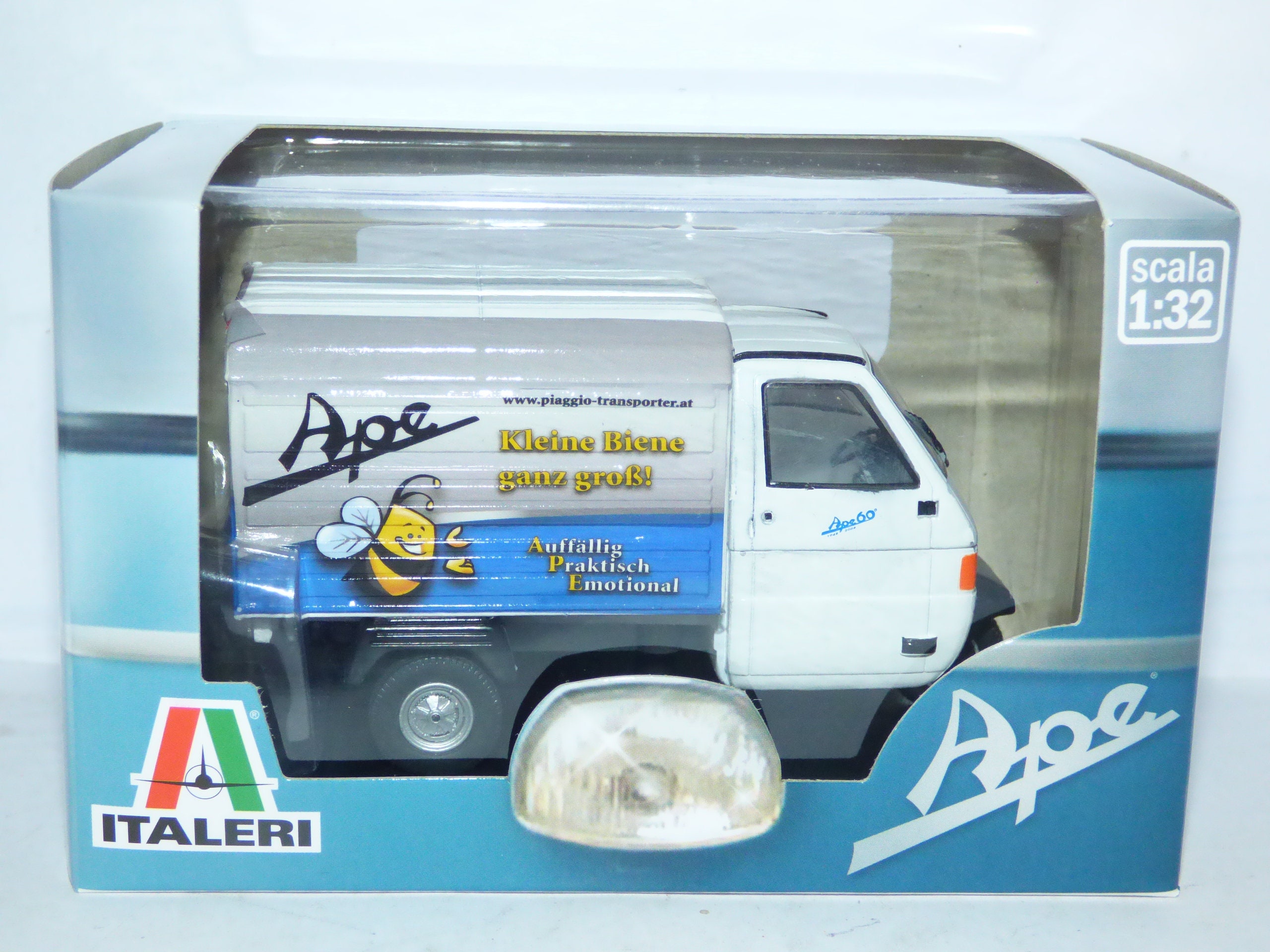 Italeri 1/32 Scala Ape TM Tour Pontedera Vienna 2009 Italia