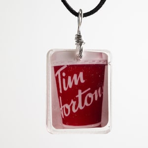Colgante de café Tim Hortons — Collar canadiense, joyería urbana con fotografía, pieza única, arte para lucir