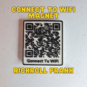 Può includere: Un magnete quadrato bianco con un codice QR nero che dice "Connect To WiFi" e il testo "RICKROLL PRANK" sotto il magnete.