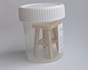 Muestra de taburete, regalo de broma, producto de broma divertido, taburete miniatura impreso en 3D en un contenedor de muestra real, decoración de escritorio novedosa