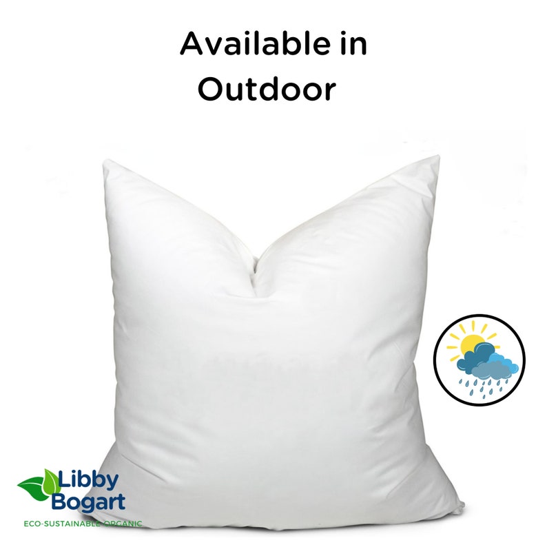 K&ouml;nnte beinhalten: Ein gro&szlig;es, wei&szlig;es Outdoor-Kissen. Das Kissen ist quadratisch und wirkt weich und flauschig. Der Text "Available in Outdoor" steht oben. Eine kleine Grafik von Sonne, Wolken und Regen befindet sich in der Ecke. Das Markenlogo "Libby Bogart" befindet sich unten.