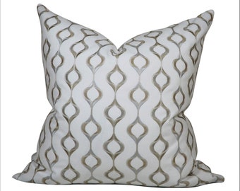 Colt Platinum Decorative Accent Toss Cushion Pillow Cover Livraison gratuite dans la partie continentale des États-Unis et du Canada, sans droits de douane ou sans frais de douane.