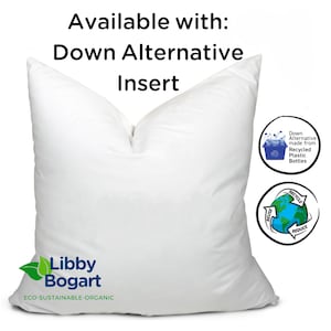 K&ouml;nnte beinhalten: Ein wei&szlig;es Kissen mit dem Text "Available with: Down Alternative Insert." Das Kissen hat das Libby Bogart-Logo und Symbole, die darauf hinweisen, dass es aus recycelten Plastikflaschen hergestellt wurde. Das Kissen ist &ouml;kologisch nachhaltig und biologisch.