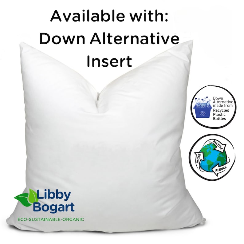 K&ouml;nnte beinhalten: Ein wei&szlig;es Kissen mit dem Text "Available with: Down Alternative Insert." Das Kissen hat das Libby Bogart-Logo und Symbole, die darauf hinweisen, dass es aus recycelten Plastikflaschen hergestellt wurde. Das Kissen ist &ouml;kologisch nachhaltig und biologisch.