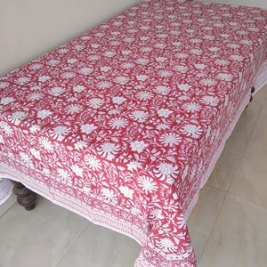 K&ouml;nnte beinhalten: Eine rote und wei&szlig;e Blumendecke mit wei&szlig;em Rand. Die Tischdecke ist aus Baumwolle und hat ein traditionelles indisches Design.