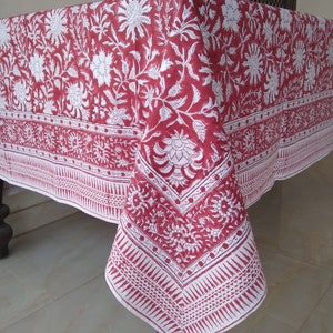 K&ouml;nnte beinhalten: Rote und wei&szlig;e Blumen-Tischdecke mit geometrischem Rand. Die Tischdecke ist aus Baumwolle und hat ein traditionelles indisches Design.