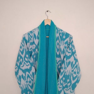 Belle veste courtepointe Kantha, veste bleue Ikat Kantha, veste courte faite à la main, veste d&#39;hiver pour femme, manteau pour femme, veste Kantha indienne