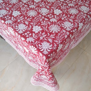 K&ouml;nnte beinhalten: Eine rote und wei&szlig;e Blumendecke mit wei&szlig;em Rand. Die Tischdecke ist aus Baumwolle und hat ein traditionelles indisches Design.