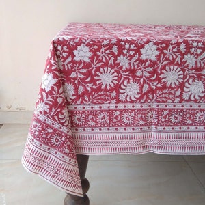 K&ouml;nnte beinhalten: Rote und wei&szlig;e Blumen-Tischdecke mit wei&szlig;em Rand. Die Tischdecke hat ein traditionelles indisches Blockdruckmuster.