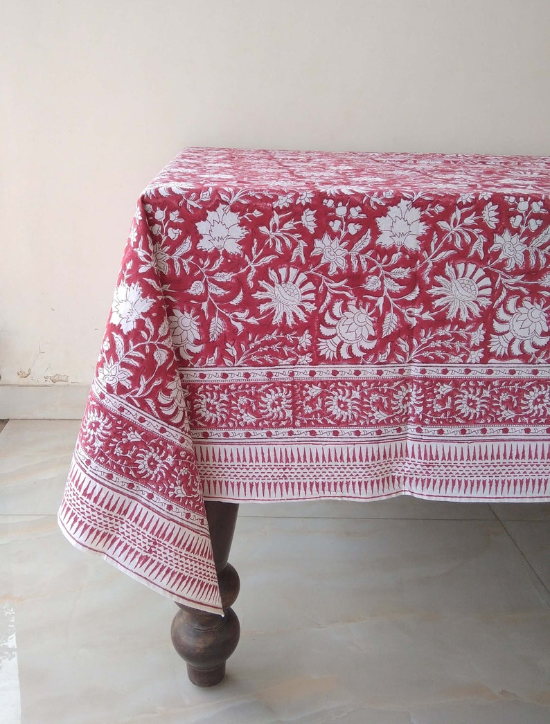K&ouml;nnte beinhalten: Rote und wei&szlig;e Blumen-Tischdecke mit wei&szlig;em Rand. Die Tischdecke hat ein traditionelles indisches Blockdruckmuster.