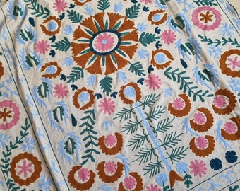 Hermosa colcha suzani, sábana india de lino y algodón hecha a mano, manta bohemia suzani, cubrecama suzani multicolor, suzani uzbeko