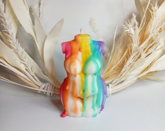 Vela perfumada con torso femenino con curvas y goteo de la bandera del orgullo. Regalo LGBTQ, WLW, MLM, regalos gay. Vela moderna con mensaje positivo.