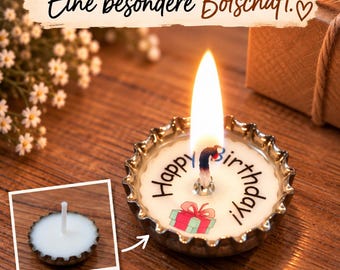 Könnte beinhalten: Eine kleine Kerze in einem Kronkorken mit brennendem Docht. Die weiße Wachsoberfläche zeigt den Schriftzug "Happy Birthday!" und eine kleine Geschenkbox. Ein kleineres Bild zeigt die Kerze vor dem Anzünden mit dem Text "Vor dem Abbrennen."