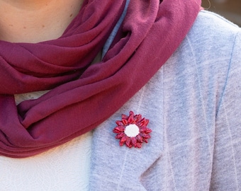 Broche de flor con la bandera de Letonia: broche de crisantemo rojo y blanco, recuerdo patriótico del Báltico, regalo solidario, accesorio para el orgullo nacional, Letonia