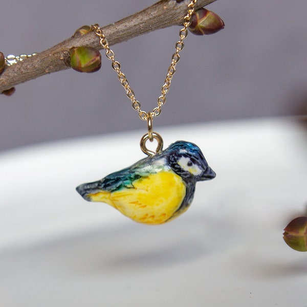 Joli pendentif mésange charbonnière/ Pendentif oiseau bleu et jaune avec collier de chaîne en or/ Cadeau d’observateur d’oiseaux/ Bijoux d’oiseaux de la faune britannique cool