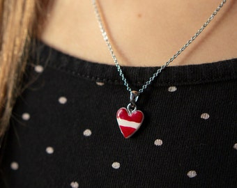Collar de corazón con la bandera de Letonia: pequeño colgante de oro o plata pintado a mano, regalo para adolescentes, joyería del Día de la Independencia y del Amor, recuerdo de Letonia