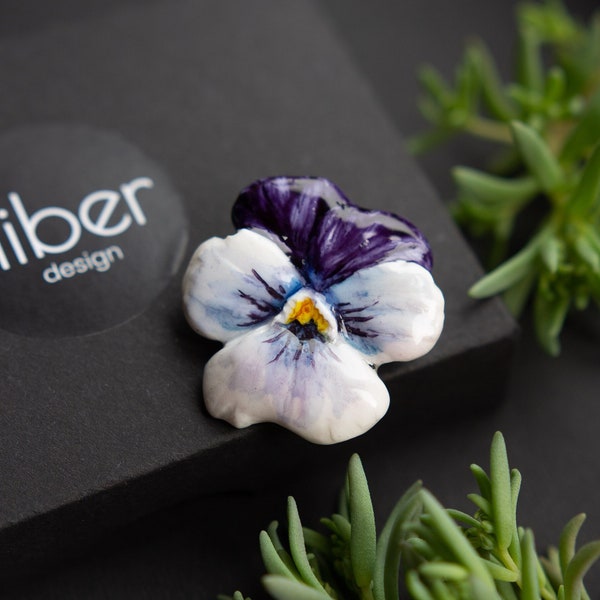 Broche pensée faite main : épingle florale violette en argile polymère