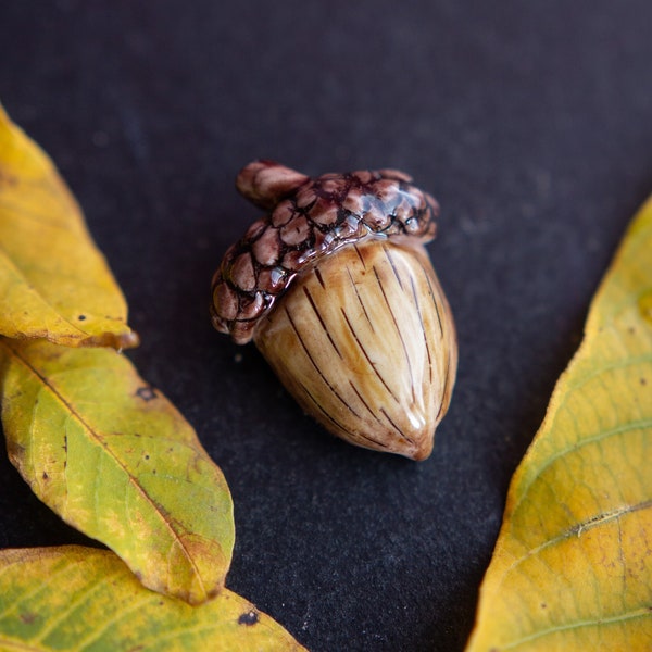 Broche de gland chanceux / Épingle de chêne / Épingle réaliste et unisexe / Badge d’automne en bois rustique / Cadeau pour lui / Amoureux de la faune présents / Envoyer de l’amour