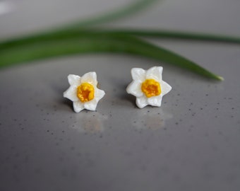 Daffodil flower mini stud earrings/ White floral narcissus jewelry/ Daffodils spring bloom gift/ Blossom present/ Wedding bridesmaid gift