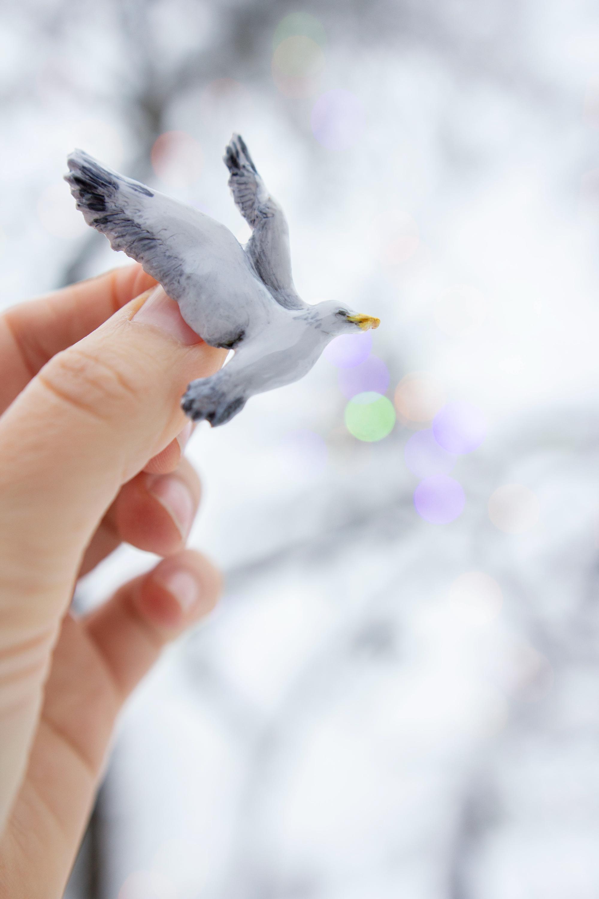 カモメのブローチ – 白いカモメのピン、飛ぶ鳥のジュエリー、海岸の海 