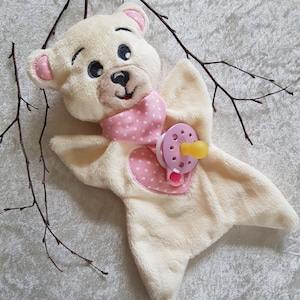 ITH knuffelbeer, borduurbestand 18x30 frame, ITH borduurwerk, borduurbestand 18x30 frame, babycadeau, fopspeenbeer, fopspeenhouder