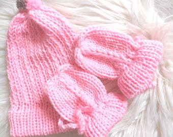 Baby hat and mittens with and without patterns made using the Sentro or Addi Express instructions in German.