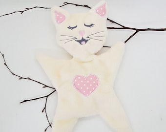 Op de afbeelding: Wit pluche katten speelgoed met roze oren en een roze hart met witte stippen op de borst.