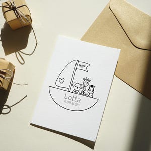 K&ouml;nnte beinhalten: Eine wei&szlig;e Karte mit einer schwarz-wei&szlig;en Illustration eines Segelboots mit einem Teddyb&auml;r, einer Giraffe und einem Zebra an Bord. Der Text "Taufe" und "Lotta 31.08.2025" ist auf der Karte gedruckt.