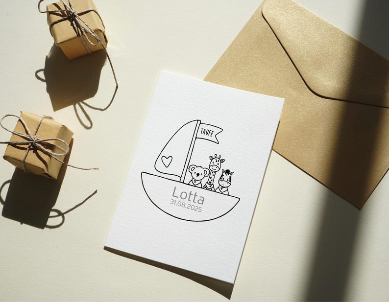 K&ouml;nnte beinhalten: Eine wei&szlig;e Karte mit einer schwarz-wei&szlig;en Illustration eines Segelboots mit einem Teddyb&auml;r, einer Giraffe und einem Zebra an Bord. Der Text "Taufe" und "Lotta 31.08.2025" ist auf der Karte gedruckt.