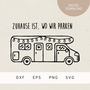 Könnte beinhalten: Schwarz-weiß-Linienzeichnung eines Wohnmobils mit dem Text "ZUHAUSE IST, WO WIR PARKEN" darüber. Das Wohnmobil hat eine Lichterkette oben und Herzen an den Rädern.