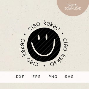 Op de afbeelding: Digitale download graphic met een zwart-wit smiley gezicht en de woorden "ciao kakao" in een cirkel. Bestandstype opties zijn DXF, EPS, PNG en SVG. Op een beige achtergrond.