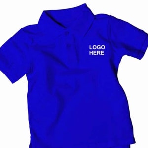 Könnte beinhalten: Ein hellblaues Poloshirt mit kurzen Ärmeln und weißem Kragen. Das Shirt hat den Text "LOGO HERE" auf der Vorderseite gestickt.