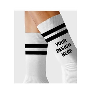 Peut inclure: Chaussettes blanches avec des rayures noires et le texte "YOUR DESIGN HERE" imprimé dessus.