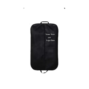 Puede incluir: Una bolsa de ropa negra con cierre de cremallera y asa. La bolsa tiene texto blanco que dice "Your Text or Logo Here".