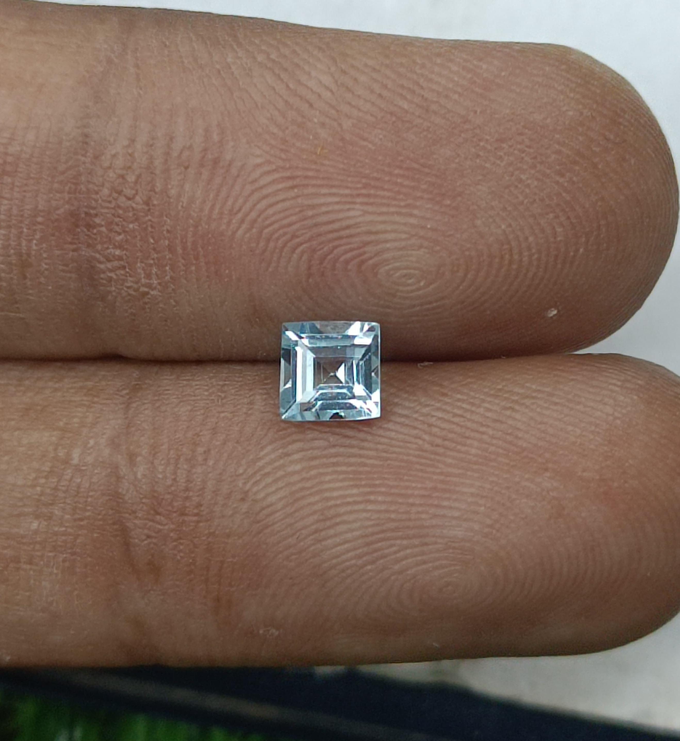 最高品質天然アクアマリン(Aquamarine) スクエアーカット　ブラジル産　寸法　：　6.7X6.5X4.6mm/1.405ｃｔ ルースケース付