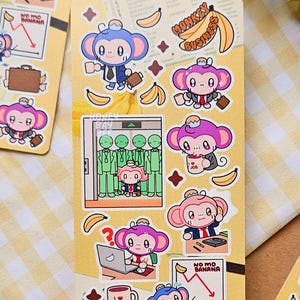 Puede incluir: Una hoja de pegatinas rectangular con varias ilustraciones de monos de dibujos animados con ropa de negocios. Las pegatinas incluyen monos con maletines, trabajando en portátiles, usando una impresora y sosteniendo tazas. El texto incluye "MONKEY BUSINESS" y "NO MO BANANA".