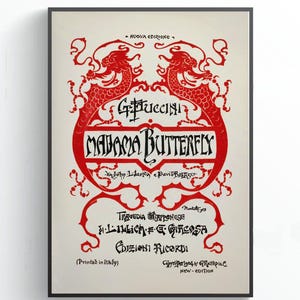 Könnte beinhalten: Ein gerahmtes Poster der Oper "Madama Butterfly" von G. Puccini. Das Kunstwerk hat einen cremefarbenen Hintergrund mit rotem, kunstvollem Text und Illustrationen, darunter zwei drachenartige Figuren. Das Poster ist in einem schwarzen Rahmen.