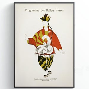 Może przedstawiać: Oprawiony wydruk projektu kostiumu z Baletów Rosyjskich. Grafika przedstawia postać w czerwono-złotej kurtce, spodniach we wzory czarno-żółte i koronie. U góry znajduje się napis "Programme des Ballets Russes".