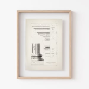Puede incluir: Impresión arquitectónica enmarcada con ilustraciones detalladas de molduras clásicas y una columna. La impresión es en blanco y negro, con secciones y medidas etiquetadas. El marco es de color madera clara, añadiendo un toque natural a la obra de arte.